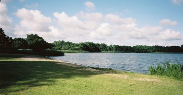 Seekamper See – Seen in Schleswig-Holstein, aufgenommen mit Leica M Summilux 1.4/50mm asph. new auf Kodak Portra 160| © weites.land