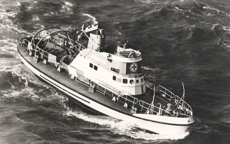 Seenotrettungskreuzer ADOLPH BERMPOHL der Deutschen Gesellschaft zur Rettung Schiffbrüchiger (DGzRS) wird am Morgen nach dem Unglück vom 23. Februar 1967 beschädigt in der Nordsee treibend aufgefunden und eingeschleppt.