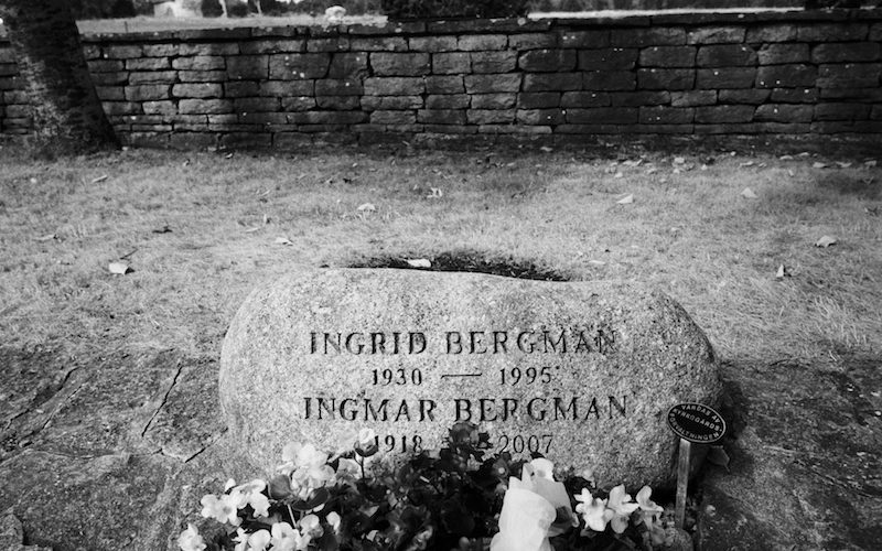 Grab von Ingmar Bergman auf Fårö, Gotland, fotografiert mit Leica M7 und Leica Elmarit M 2.8 28 asph. auf Ilford FP 4 125 Plus | © weites.land