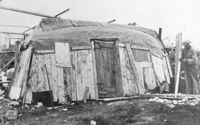 Gamvik, provisorisches Wohnhaus nach der Rückkehr 1945 aus Bootsteilen, Troms og Finnmarks Fylkesbibiotek