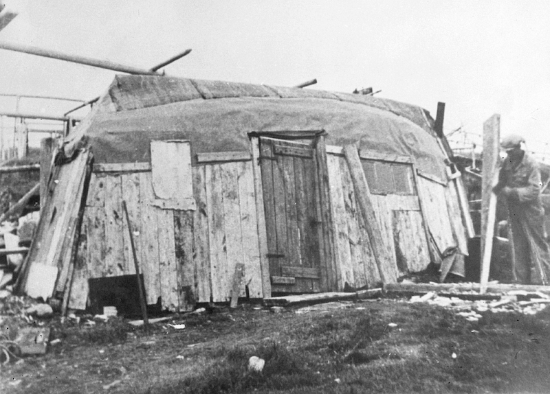 Gamvik, provisorisches Wohnhaus nach der Rückkehr 1945 aus Bootsteilen, Troms og Finnmarks Fylkesbibiotek