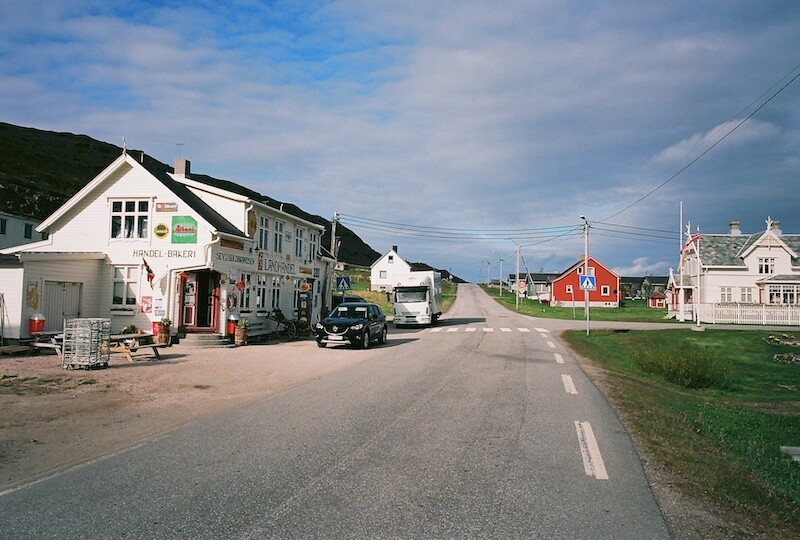 Kongsfjord-Varanger-Ishavsveien-Eismeerstraße-Landhandel-Kongsfjord-Leica-M-Elmarit-2.8-28-asph.-Kodak-Ektar
