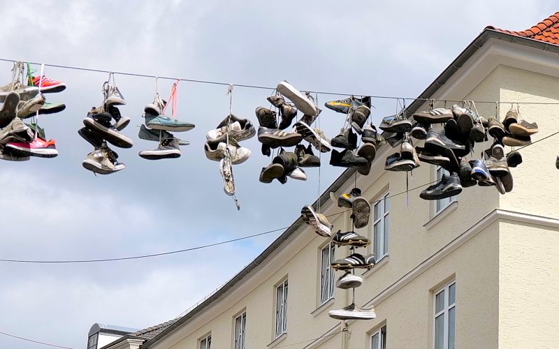 Norderstraße Flensburg, hängende Schuhe