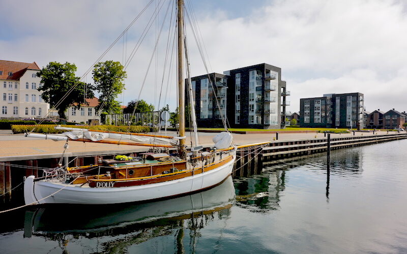 klassisches Segelboot im Hafen von Grasten am Nybøl Nor