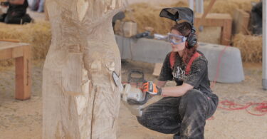 Die Iranerin Solmaz Vikachi mit „Raumwahrnehmung“ auf der Wood Sculpture Symposium Sønderborg