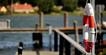 Rettungsring am Nybøl Nor in Egernsund. Nahaufnahme mit Leica APO Telyt M 3.4 / 135mm