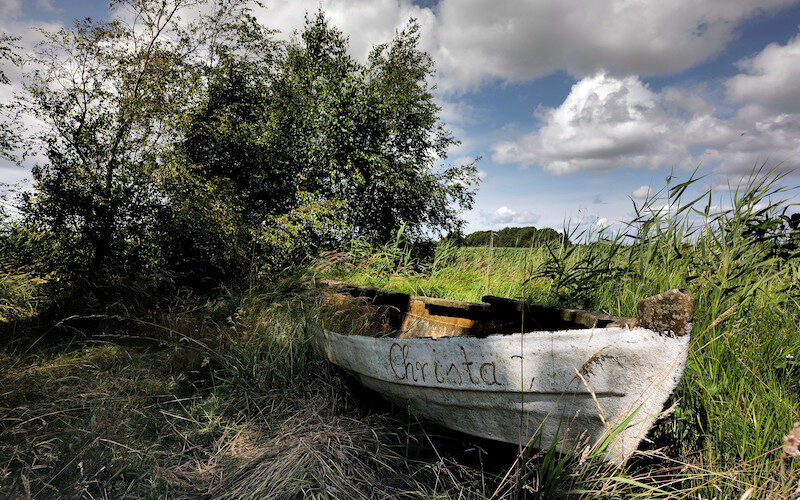 Boot am Hülltofter Tief, fotografiert mit Brennweite 21mm