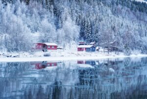 Ringebu im Winter am Lågen