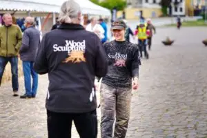 Esther Riegler aus Berlin auf dem Wood Sculpture Symposium Sonderborg
