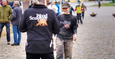 Esther Riegler aus Berlin auf dem Wood Sculpture Symposium Sonderborg