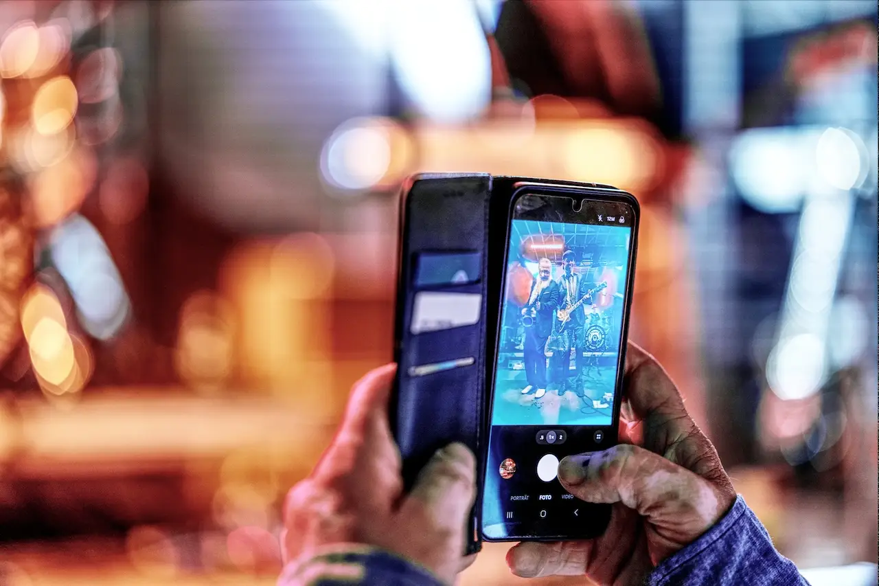 Smartphone-Fotografie als Spionage? Fotografiert mit Leica APO SL 75mm f2 ASPH.