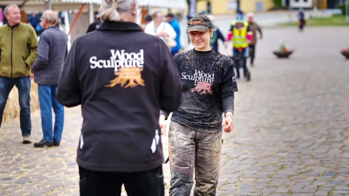 Esther Riegler aus Berlin auf dem Wood Sculpture Symposium Sonderborg