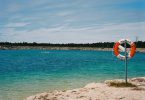 Badeseen mit Rettungsring auf Gotland