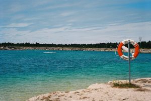 Badeseen mit Rettungsring auf Gotland